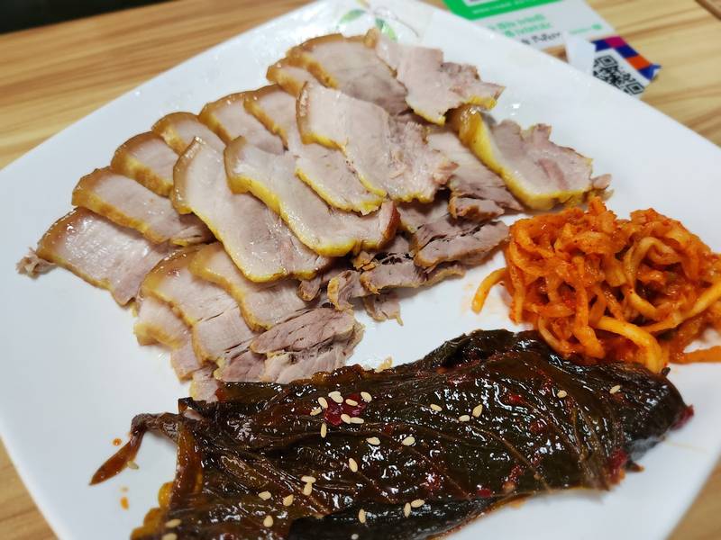 무절임과 깻잎지를 곁들인 편육