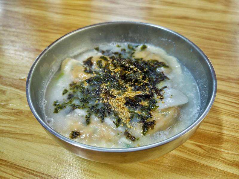 김과 깨를 올린 만둣국